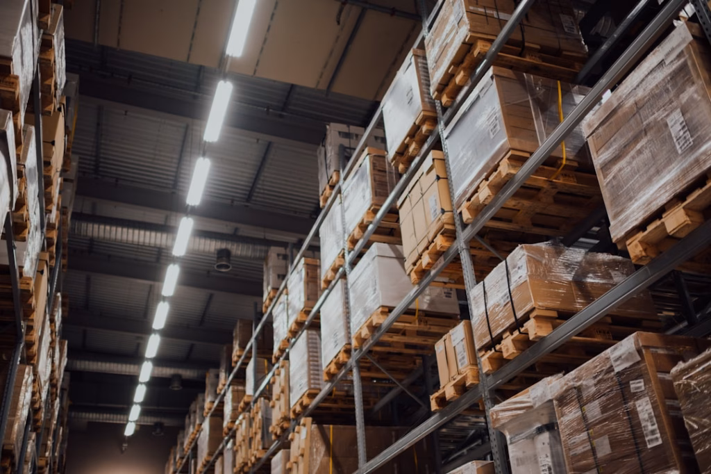 How Trade Credit Supports Cash: The Global Supply Chain Money Story trade credit supports cash — Global supply chain logistics warehouse