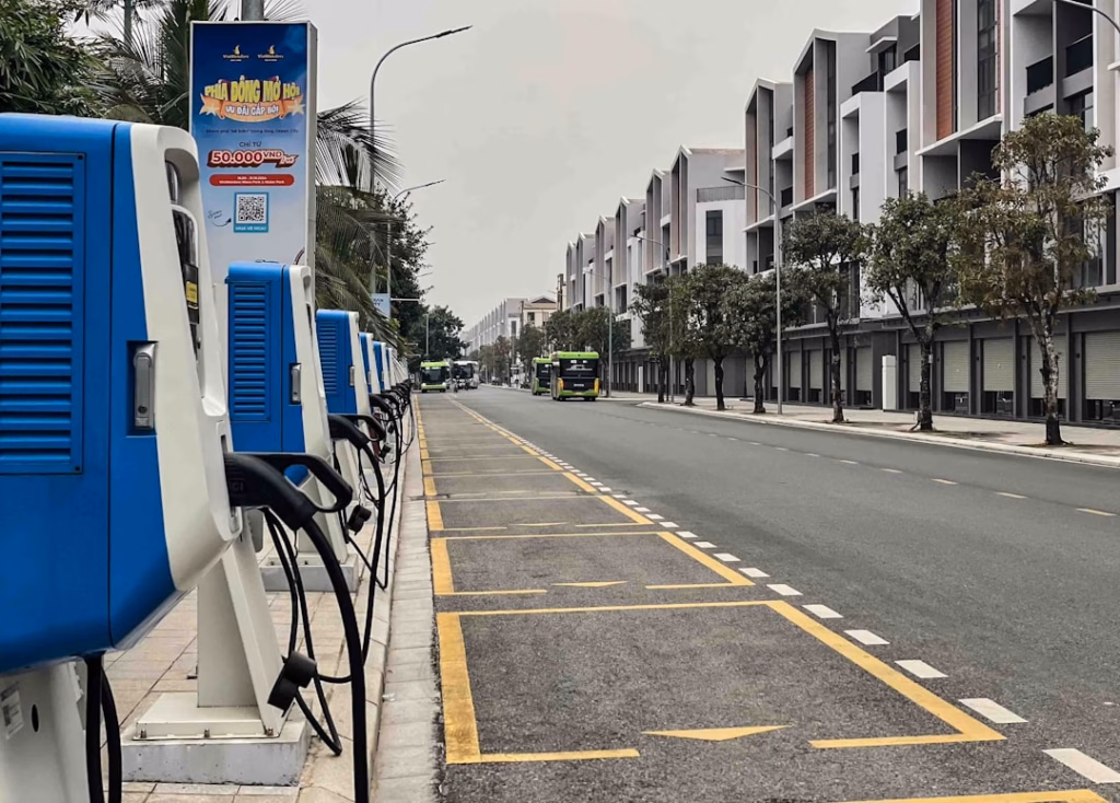 How Public Transportation Networks Cleaner: A Reality Check on Modern Transit Transformation public transportation networks cleaner — electric bus station charging