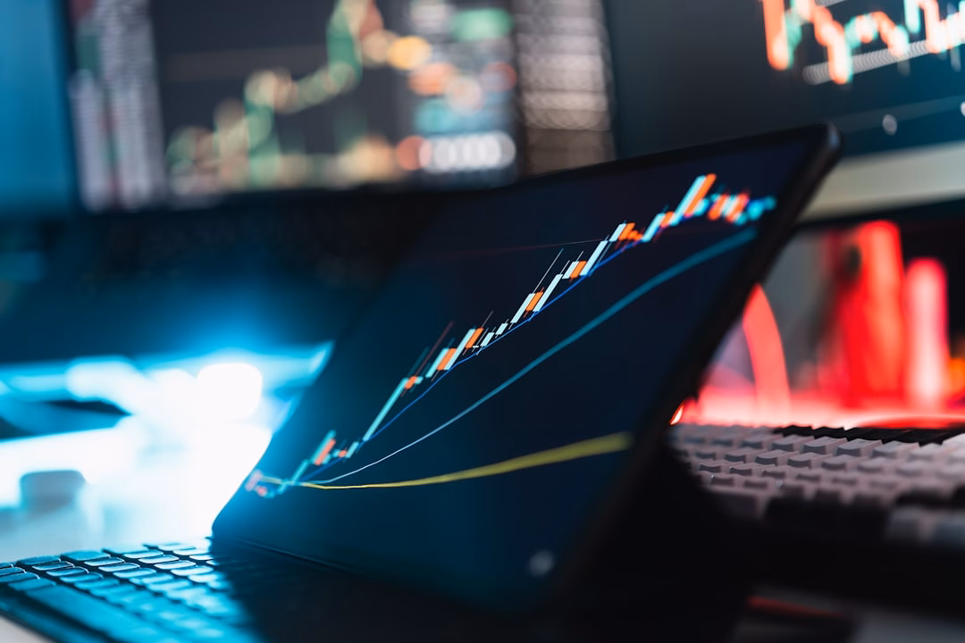 corporate cash management global — CFO monitoring liquidity dashboard in real-time